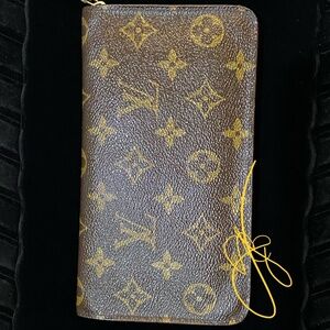 Louis Vuitton Mono Zippy